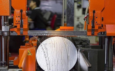 通海口镇立式金属带锯床切削出现跑带故障解决方法！